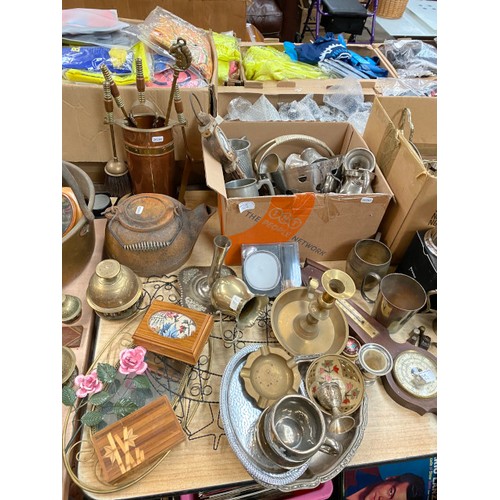 562 - Quantity of metalwares incl copper, brass, silver plate, pewter & cameras incl Haslina Paulette Elec... 