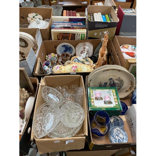 561 - 12 boxes collectables incl cut glass, Delft, decorative plates, vases, Royalty mugs, lamp, blue glas... 