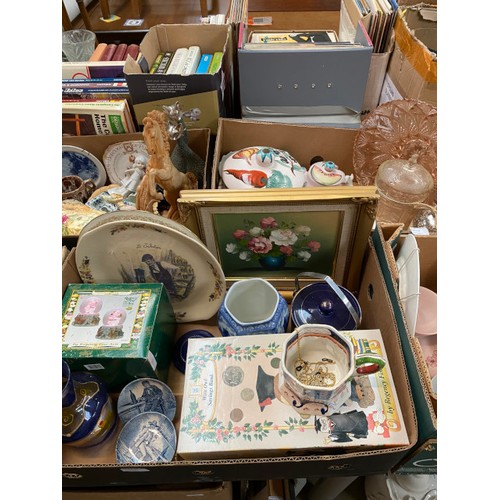 561 - 12 boxes collectables incl cut glass, Delft, decorative plates, vases, Royalty mugs, lamp, blue glas... 