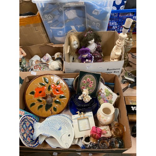 561 - 12 boxes collectables incl cut glass, Delft, decorative plates, vases, Royalty mugs, lamp, blue glas... 