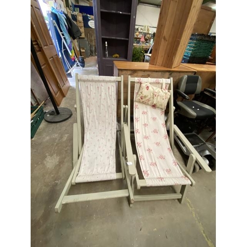 104 - 2 deck chairs