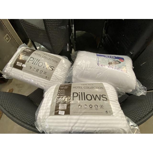 195 - 2 pairs of hotel luxery pillows + a double winter use duvet.