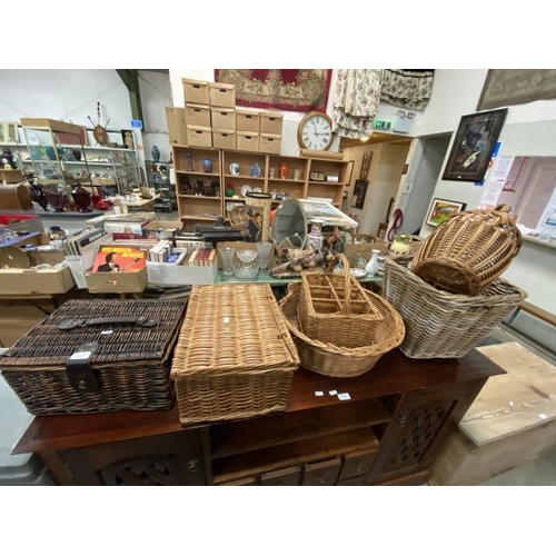 239 - Wicker cat/dog bed, 2 baskets, wine holder and 2 picnic hampers