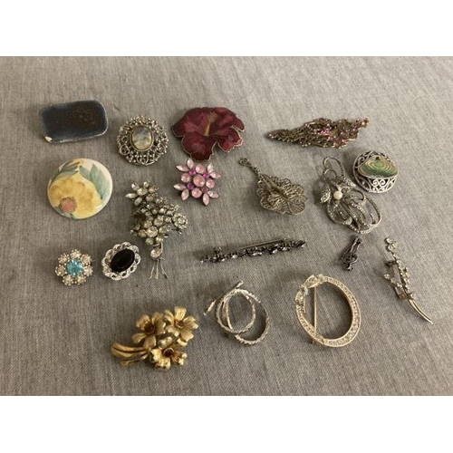 344 - 18 vintage brooches inc. marcasite, enamel, silver etc.