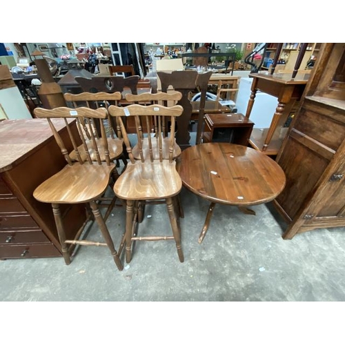 113 - 4 pine bar stools 39W & a pine occasional table 53H 76Diam