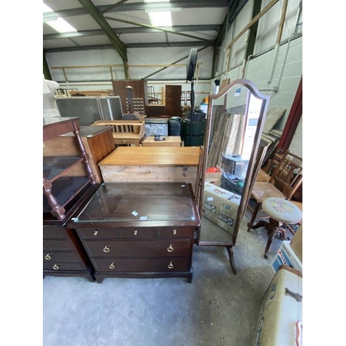 133 - Stag Minstrel mahogany 5 drawer chest 72H 81W 47D & a oak cheval mirror 147H 41D