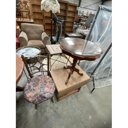 154 - Oak drop leaf table 55H 65H 85D Italian mahogany lamp table 60H 55 Diam & a Bentwood chair 40W