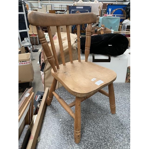 210 - Child's pine spindle back chair (25cm high floor to seat)