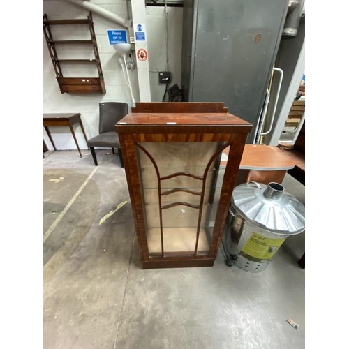 24 - Edwardian mahogany display cabinet with 1 key. 118H 59W 30D