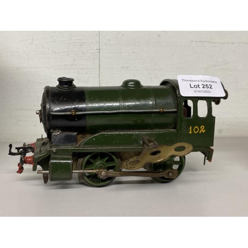 252 - Wind up O gauge locomotive with key