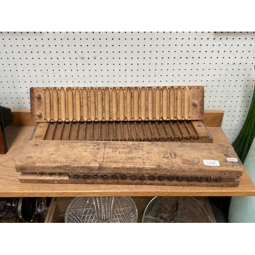 359 - 2 cigar moulds