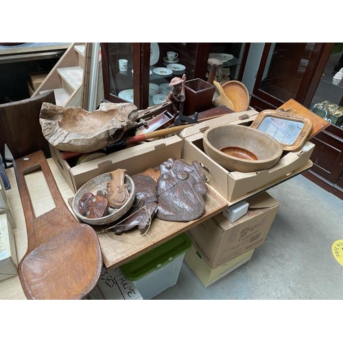 378 - Collection of treen including driftwood bowl, Edw. serving tray, burr walnut bowl, turned wood bowl,... 