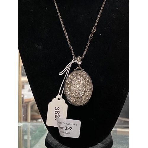 392 - Vic./Edw. silver locket on chain