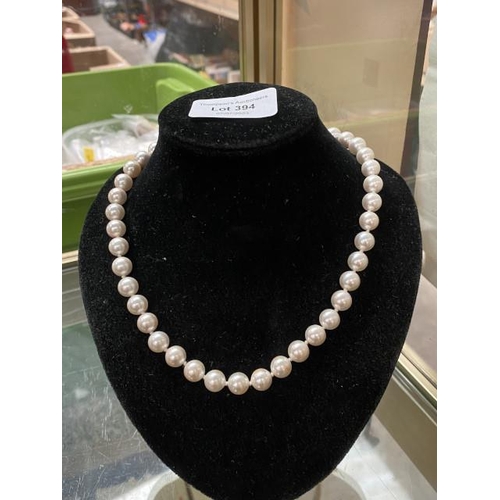 394 - Sterling silver clasped pearl necklace