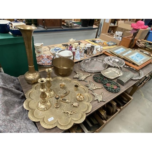 468 - Brass jam pan, brass charger, pair of candlesticks, 3 flying ducks, silver plated oval tray, circula... 