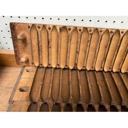 359 - 2 cigar moulds