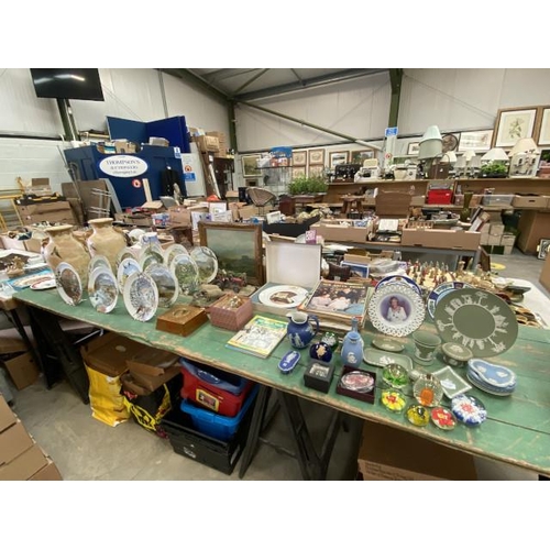 490 - Assorted collectables including Wedgwood, Royal Family memorabilia, paperweights, 12 Royal Worcester... 