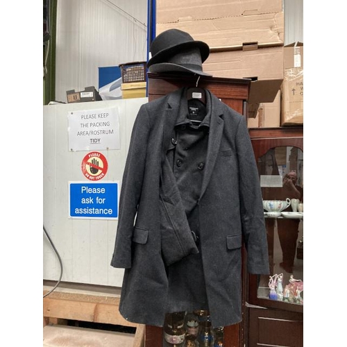 463 - 2 gents Cedarwood State long coats (sizes small & extra small) & 2 London Fog hats (one size)