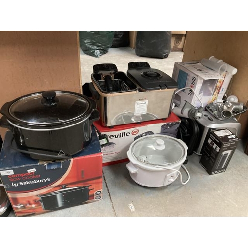 529 - Sainsbury’s slow cooker, Breville twin basket professional fryer, Duronic MG1600 meat grinder etc (s... 