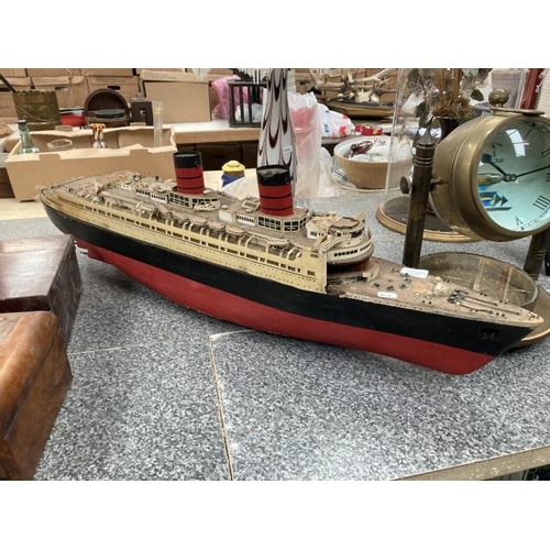 206 - Model of Queen Elizabeth (as seen, 103cm long x 18cm deep)