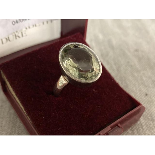 286 - 925 Silver peridot set ring (Size R)