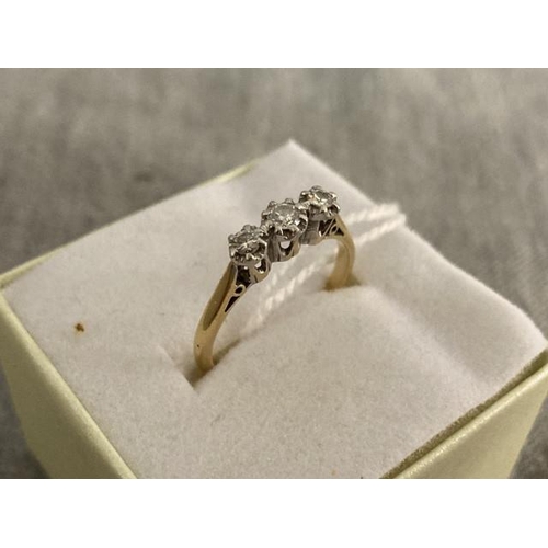 9ct gold ring set with 3 diamonds (size M)