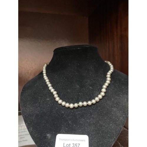 357 - 925 Silver clasped black/grey pearl necklace