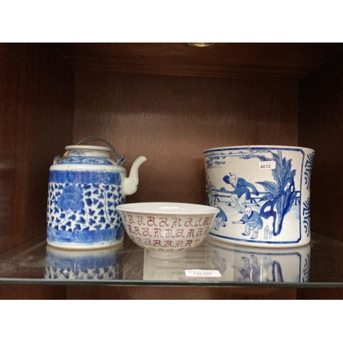 360 - Chinese blue & white teapot (spout chipped), blue & white brush pot with 4 character marks to base e... 