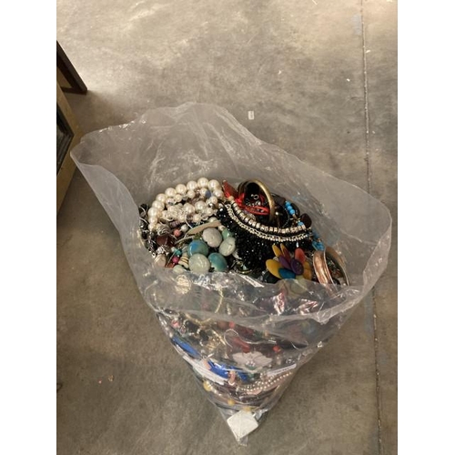 392 - Large bag of jewellery