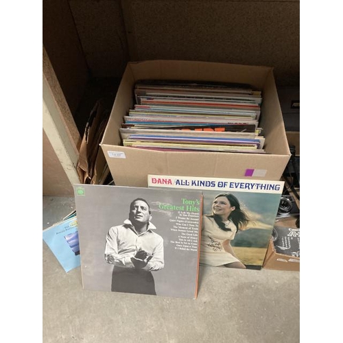 437 - Box of LP's including Schubert, Pavarotti, Strauss, Judy Garland, 78's & 45's etc