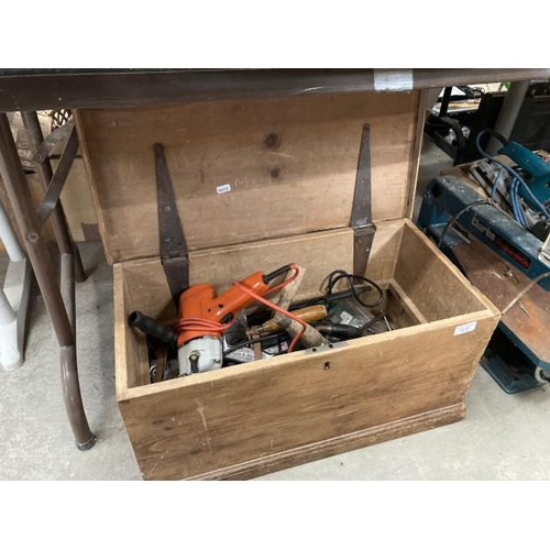 481 - Wooden box containing workshop tools, including vintage Black & Decker drill DNJ62 (Untested) etc