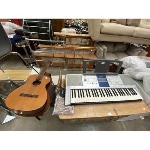 95 - Yamaha PSR E323 keyboard with power lead and instructions and a Hofner 3914 Flamenco guitar and case