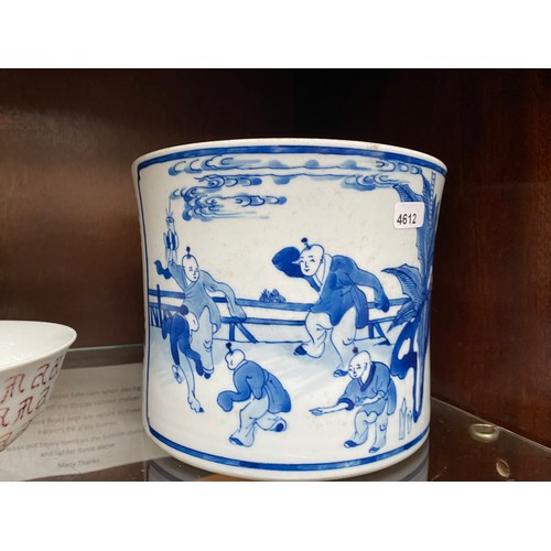 360 - Chinese blue & white teapot (spout chipped), blue & white brush pot with 4 character marks to base e... 