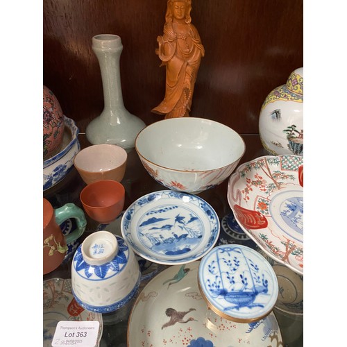 363 - 2 shelves of mixed oriental ceramics inc. ginger jars with covers, Japanese Imari plates, Chinese cl... 