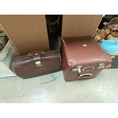 494 - 2 vintage cases