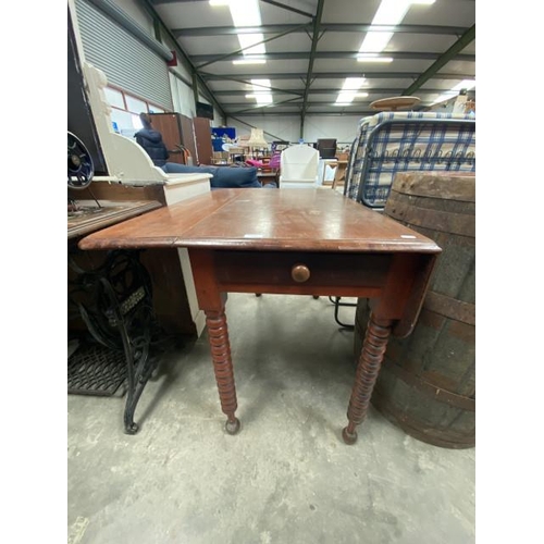 89 - Victorian mahogany Pembroke table 75H 100W 105D