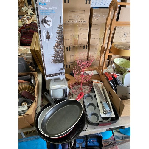 534 - Assorted  kitchenwares incl. frying pans, cast iron pans, cutlery, chopping boards, casserole dishes... 