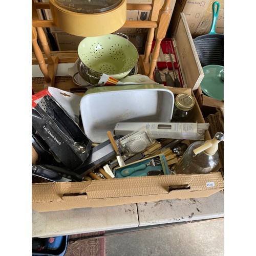 534 - Assorted  kitchenwares incl. frying pans, cast iron pans, cutlery, chopping boards, casserole dishes... 