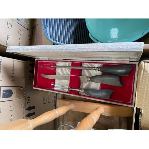 534 - Assorted  kitchenwares incl. frying pans, cast iron pans, cutlery, chopping boards, casserole dishes... 