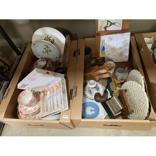 549 - Quantity of assorted collectables incl, treen, tea wares, Lustre ware, Mason's, cutlery, stoneware e... 