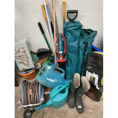 85 - Gardening tools, badminton set, folding garden chairs, pair of Hunter Wellingtons (size 11) etc