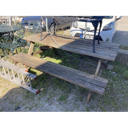 499 - Wooden picnic table 74H 181W 154D