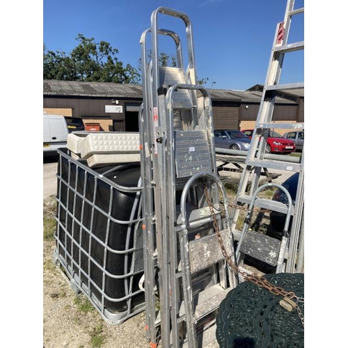 503 - 5 sets of step ladders in various sizes