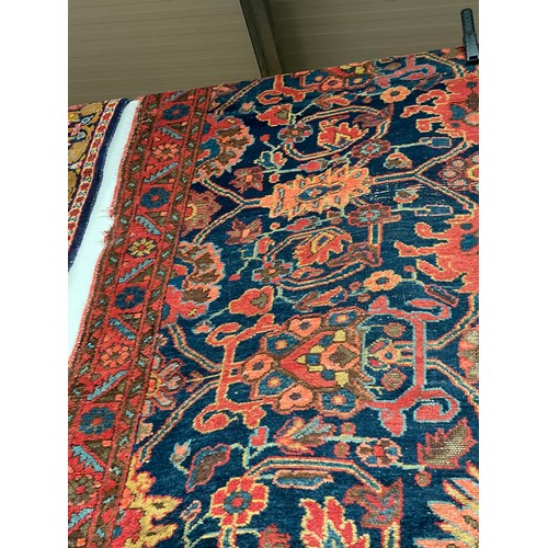 38 - Persian rug 142 x 214cm