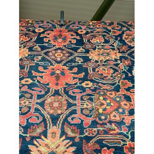 38 - Persian rug 142 x 214cm