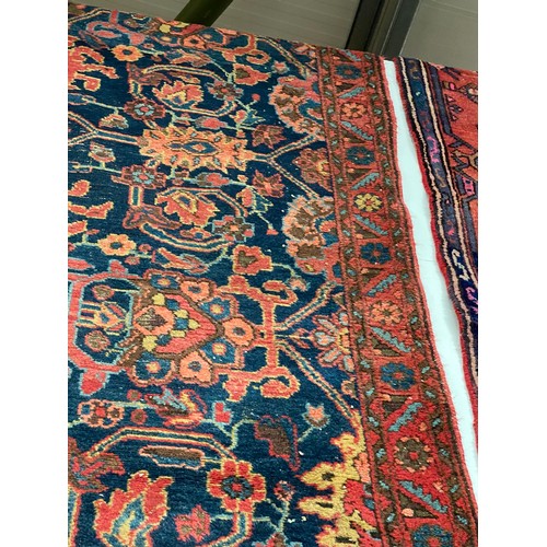 38 - Persian rug 142 x 214cm