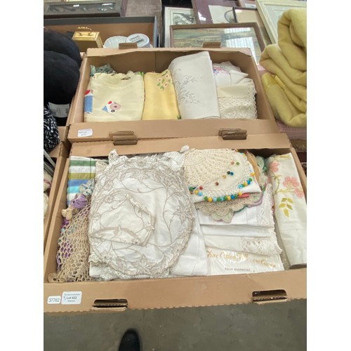 432 - 2 boxes vintage table linen, aprons, tabards etc; wool blankets, bed quilt with matching cushions, p... 