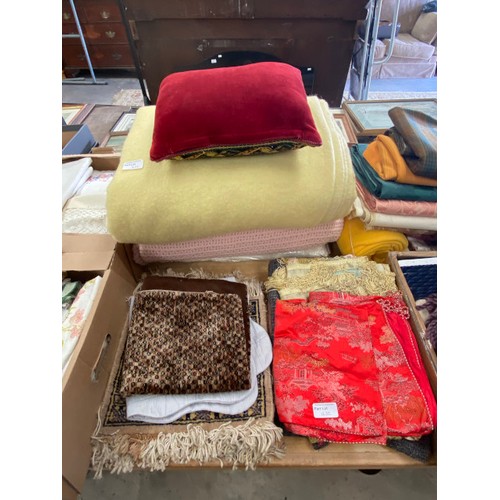 432 - 2 boxes vintage table linen, aprons, tabards etc; wool blankets, bed quilt with matching cushions, p... 