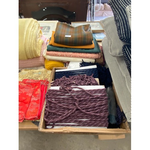 432 - 2 boxes vintage table linen, aprons, tabards etc; wool blankets, bed quilt with matching cushions, p... 