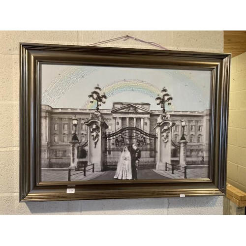 229 - Silver gilt framed 3D effect image of Buckingham Palace 75x105cm